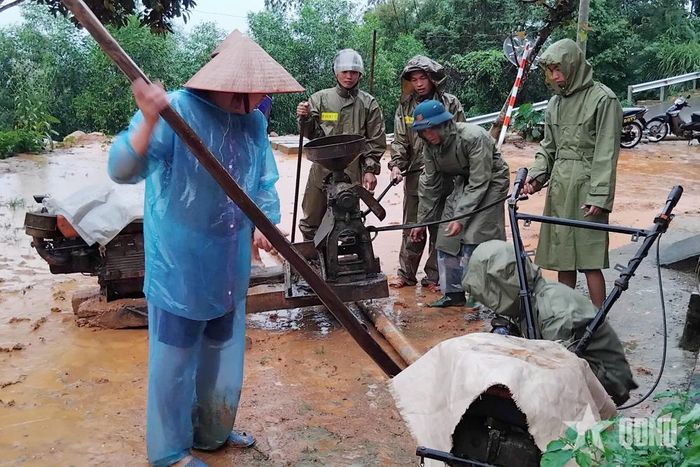 LLVT xã Lục Hồn giúp nhân dân di chuyển đồ đạc trong căn bếp bị sập do ảnh hưởng của mưa bão.