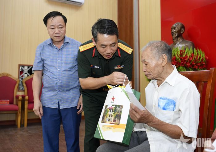 Đại tá Ngô Anh Thu, Phó tổng biên tập Báo Quân đội nhân dân, Phó chủ tịch Câu lạc bộ Báo chí Phú Thọ tại Hà Nội đại diện đoàn thiện nguyện trao tặng quà người cao tuổi trên địa bàn xã.