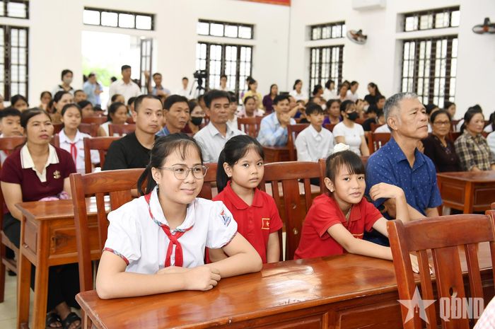 Các đại biểu và nhân dân xã Hiền Quan tham dự chương trình.