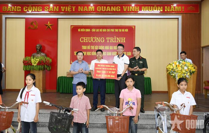 Đại diện đơn vị tài trợ trao 17 xe đạp tặng học sinh có hoàn cảnh khó khăn.