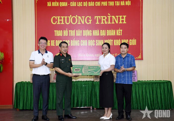 Đại diện đơn vị tài trợ trao hỗ trợ cho địa phương.