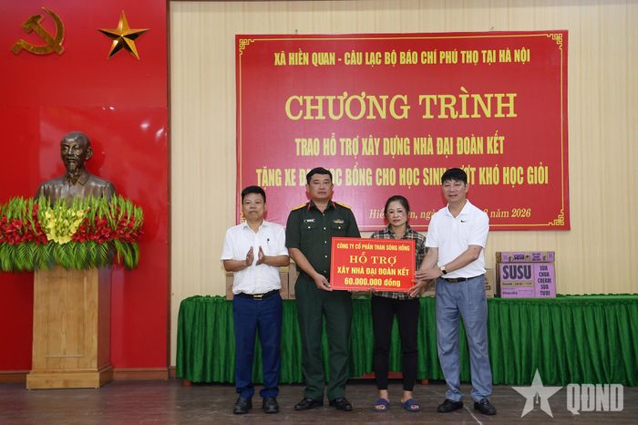 Đại diện đơn vị tài trợ trao biểu trưng hỗ trợ xây dựng nhà Đại đoàn kết.