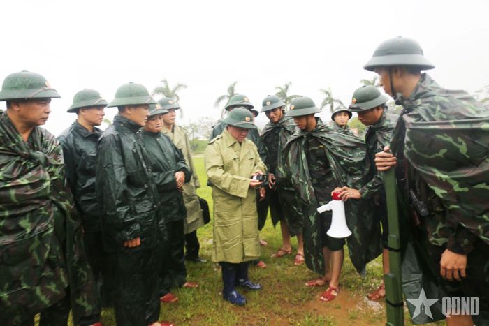 Thiếu tướng Khúc Thành Dư, Phó chính ủy Quân khu 3 dẫn đầu đoàn công tác kiểm tra tại Trung đoàn 50.