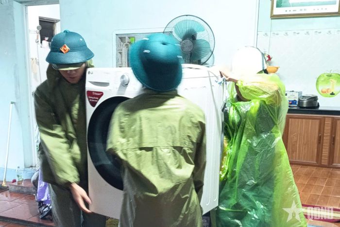 Ban CHQS phường Việt Hưng, Hà Tu hỗ trợ người dân di chuyển đồ đạc đến nơi an toàn.