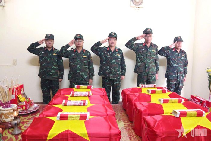 Cán bộ, nhân viên Bộ CHQS tỉnh Tuyên Quang kính cẩn trước anh linh các liệt sĩ tại Nhà quàn của Đội tìm kiếm, quy tập hài cốt liệt sĩ.