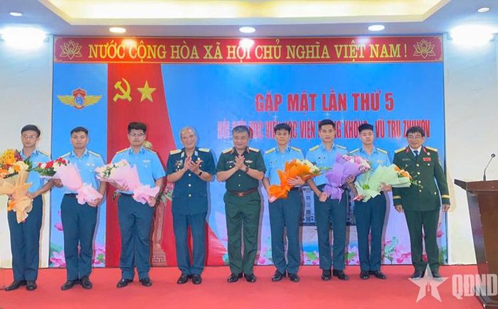Thượng tướng Nguyễn Văn Hiền (đứng giữa) và Ban liên lạc cựu học viên Học viện Phòng không-Vũ trụ Zhukov tặng hoa các hội viên mới.