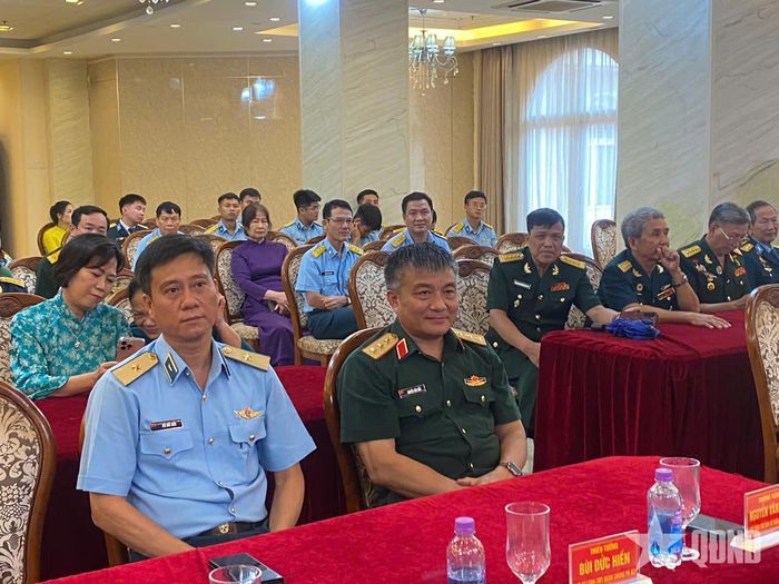 Thượng tướng Nguyễn Văn Hiền và các đại biểu tại cuộc gặp mặt.