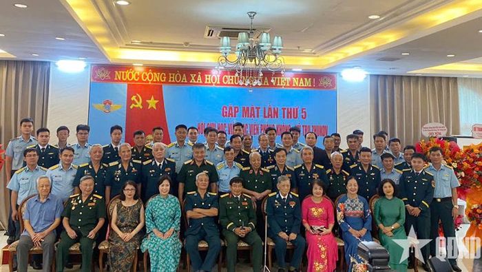 Các đại biểu và cựu học viên chụp ảnh lưu niệm.