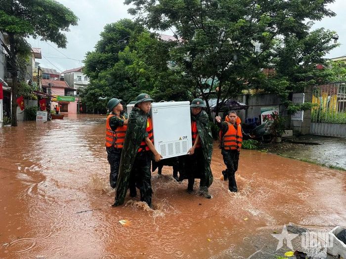 Trung đoàn 141 hỗ trợ nhân dân di dời tài sản tại phường Lương Văn Tri, tỉnh Lạng Sơn.