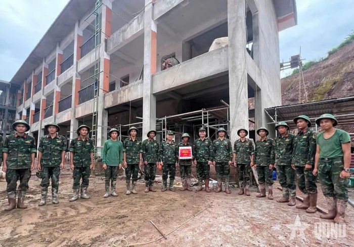 Chỉ huy Sư đoàn 355 thăm, động viên, tặng quà cán bộ, chiến sĩ đang thực hiện nhiệm vụ.  
