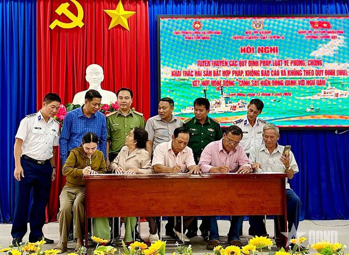 Các chủ phương tiện tàu, thuyền ký cam kết không vi phạm quy định chống khai thác IUU. 