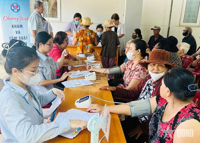 Các y, bác sĩ Bệnh viện Hùng Vương tư vấn, khám bệnh cho người dân tại phường Tiến Thành.