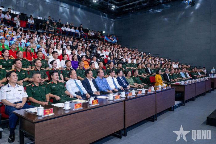 Các đại biểu dự chương trình.