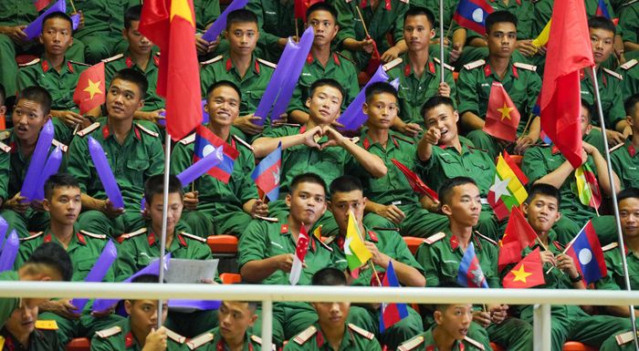  Các khán đài Nhà thi đấu Đông Anh (Hà Nội) chật kín cổ động viên. Ảnh: ĐẶNG ĐÔNG
