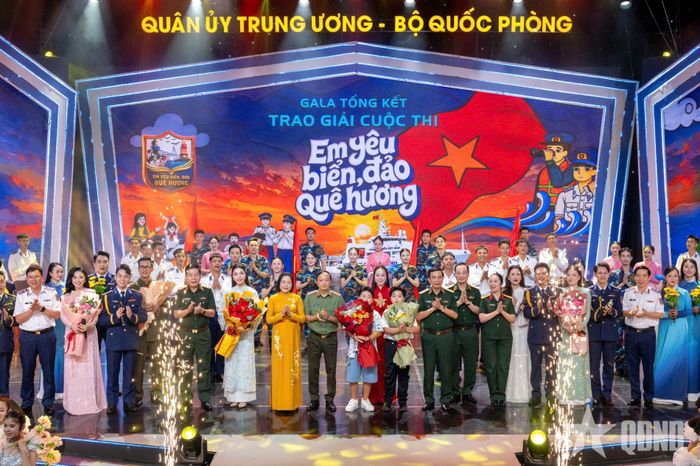 Đại tướng Phan Văn Giang cùng các đại biểu và các thí sinh tại chương trình.