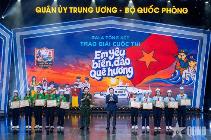 Thượng tướng Nguyễn Văn Gấu, Ủy viên Trung ương Đảng, Thứ trưởng Bộ Quốc phòng và đồng chí Nguyễn Thanh Lâm, Ủy viên Trung ương Đảng, Phó trưởng ban Tuyên giáo Trung ương, Tổng giám đốc Đài Truyền hình Việt Nam trao giải nhì tặng các đội thi.  