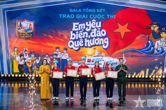  Đại tướng Phan Văn Giang, Ủy viên Bộ Chính trị, Phó thủ tướng Chính phủ, Bộ trưởng Bộ Quốc phòng và đồng chí Nguyễn Thị Thanh, Ủy viên Trung ương Đảng, Phó chủ tịch Quốc hội trao giải nhất tặng đội Bạch Long Vĩ đến từ TP Hải Phòng.  