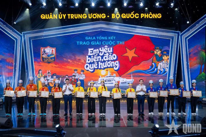  Thủ trưởng Bộ tư lệnh Cảnh sát biển Việt Nam trao giải ba tặng các đội thi.  