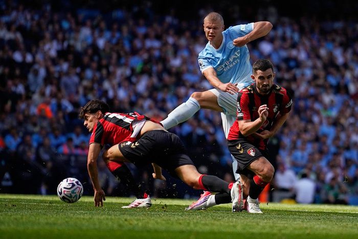 Haaland bị các cầu thủ Bournemouth "khóa chặt". Ảnh: AP 