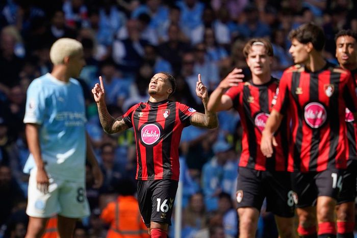 Tavernier mừng bàn thắng mở tỷ số cho Bournemouth. Ảnh: AP