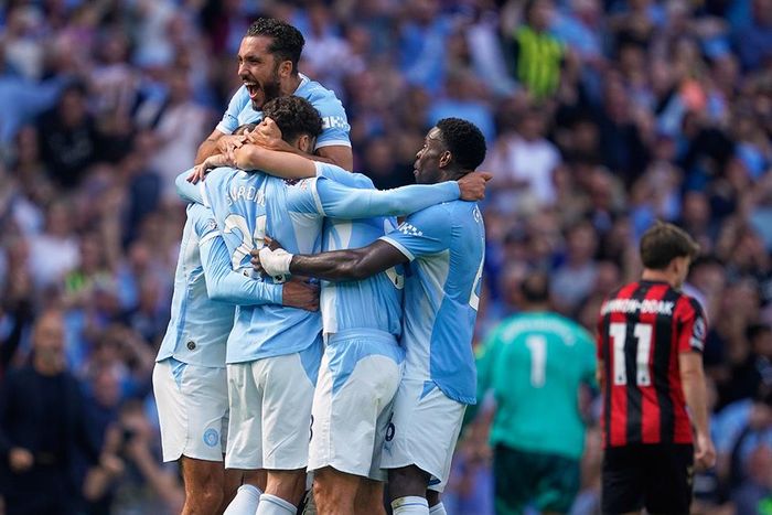 Niềm vui của các cầu thủ Man City khi Gvardiol ghi bàn ấn định thắng lợi 2-1. Ảnh: AP
