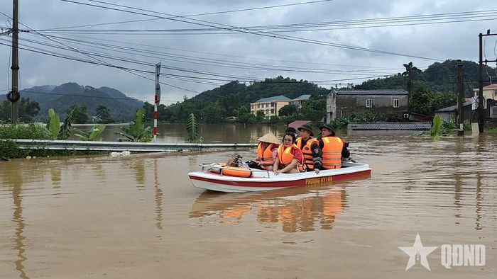 LLVT tỉnh Lạng Sơn sử dụng xuồng máy đưa người dân vùng bị ngập sâu đến nơi an toàn. 