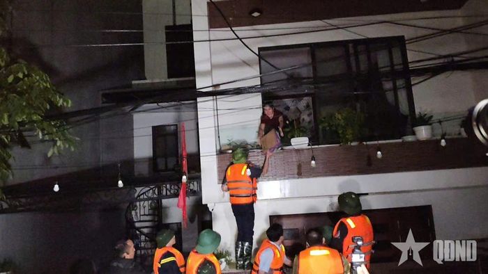  Hỗ trợ nhu yếu phẩm cho các hộ bị cô lập.