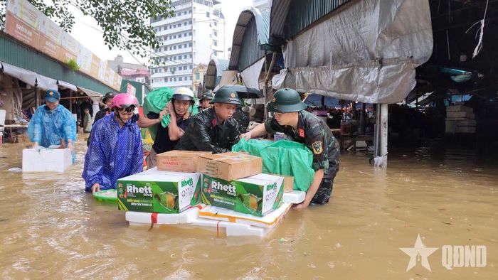  Cán bộ, chiến sĩ Bộ CHQS tỉnh Lạng Sơn giúp người dân phường Kỳ Lừa, tỉnh Lạng Sơn chạy lũ. Ảnh: THU NGUYÊN  