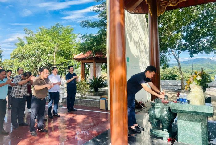 Đoàn thắp hương tại Khu tưởng niệm các Anh hùng liệt sĩ Giao thông vận tải Khu 5.