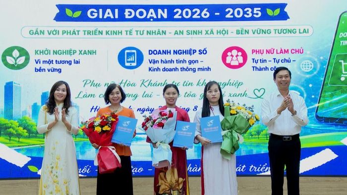 Tặng hoa chúc mừng các đơn vị tham gia chương trình.