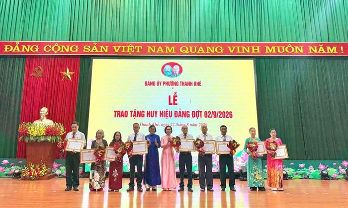 Trao Huy hiệu Đảng cho các đảng viên đủ tiêu chuẩn.