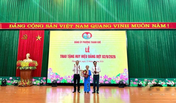 Trao Huy hiệu Đảng cho đảng viên có thâm niên tuổi Đảng cao.