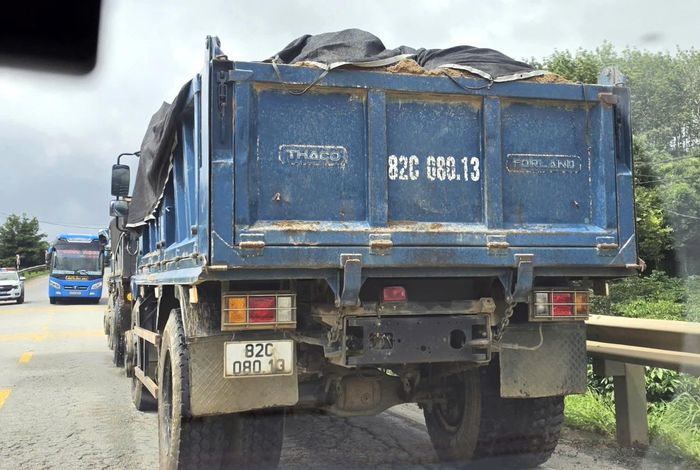 Một xe chở cát phủ bạc không kỹ