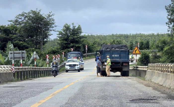 Lực lượng CSGT kiểm tra xe có dấu hiệu vi phạm