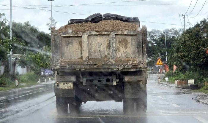 Xe chở vật liệu không che chắn chạy trên đường Hồ Chí Minh