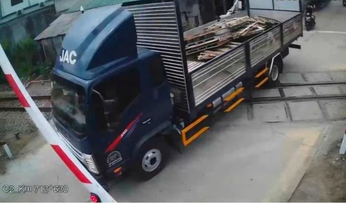 Xe tải vượt ẩu bị phạt.