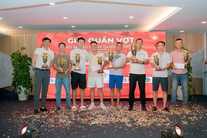 Trao giải cho các VĐV đạt thành tích cao ở nội dung đôi nam