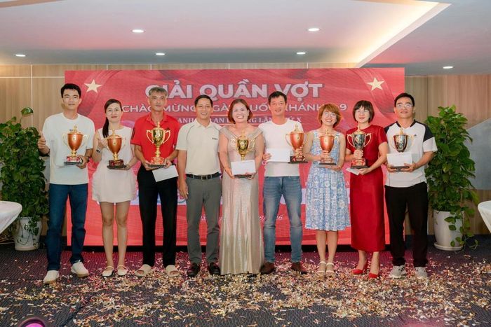 Trao giải cho các VĐV tham dự nội dung đôi nam nữ