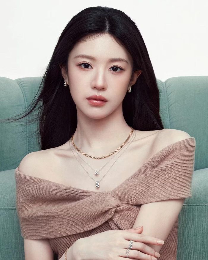 Go Youn Jung vươn lên vị trí thứ hai, với chỉ số danh tiếng thương hiệu tăng 34,36% so với tháng trước. Cô cũng đang thu hút sự chú ý khi tặng một món quà cao cấp là chiếc gương soi toàn thân và ghế đẩu cho Jena, thành viên nhóm nhạc RESCENE. Cả hai đã trở nên thân thiết sau khi cùng xuất hiện trên kênh YouTube của thành viên RESENE là Woni trong video có tiêu đề "Xin chào, mình là Woni, rất vui được gặp bạn" vào ngày 21/8.