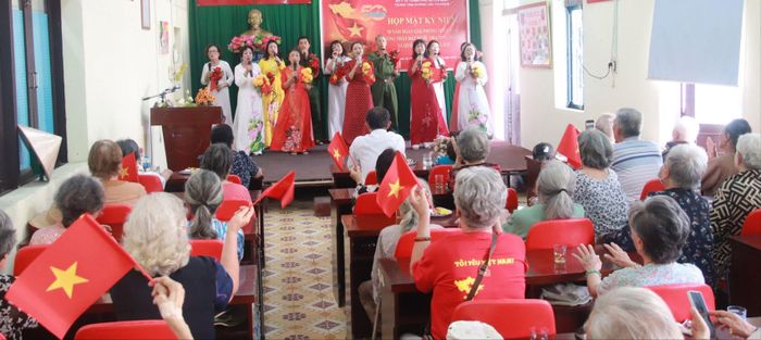Một buổi biểu diễn văn nghệ được tổ chức tại Trung tâm Dưỡng lão Thị Nghè (ẢNH: THANH HIỆP)