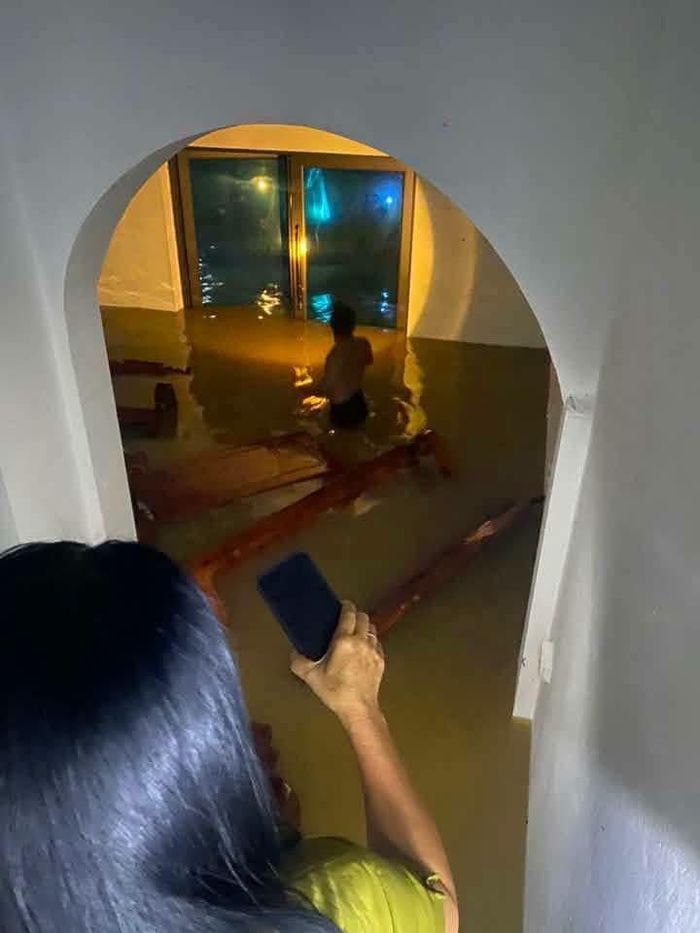  Người dân ở khu vực Thất Khê - Na Sầm (tỉnh Lạng Sơn) trải qua một đêm không ngủ vì ngập và mưa kéo dài. Ảnh: LÊ DUYÊN 