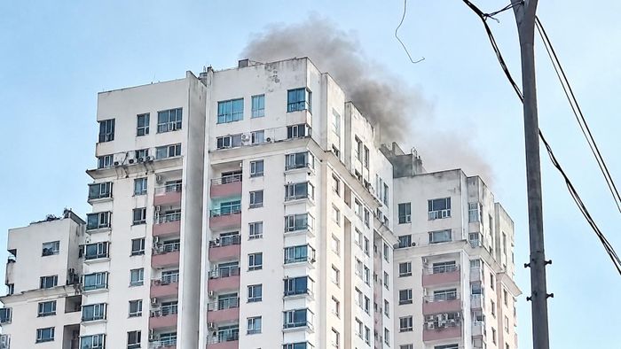 Khói bốc lên dữ dội từ tầng cao chung cư. Ảnh: HT