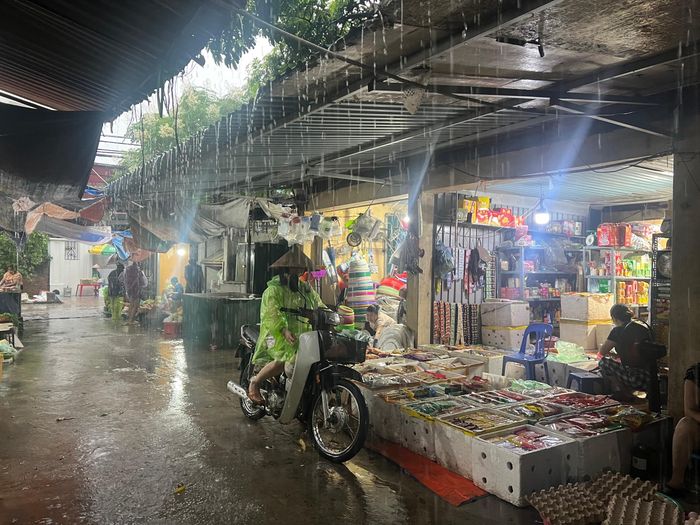 Hà Nội mưa tầm tã suốt 2 ngày qua. Ảnh: PHÚC HẬU