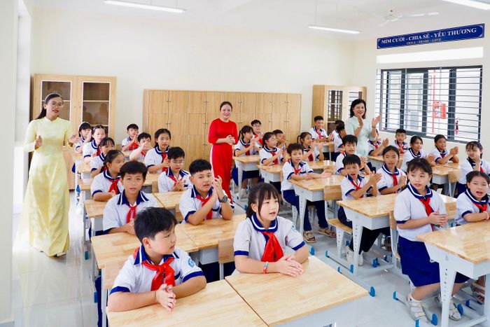  Học sinh Trường Tiểu học Lại Hùng Cường, xã Tân Vĩnh Lộc, trong phòng học mới khang trang 