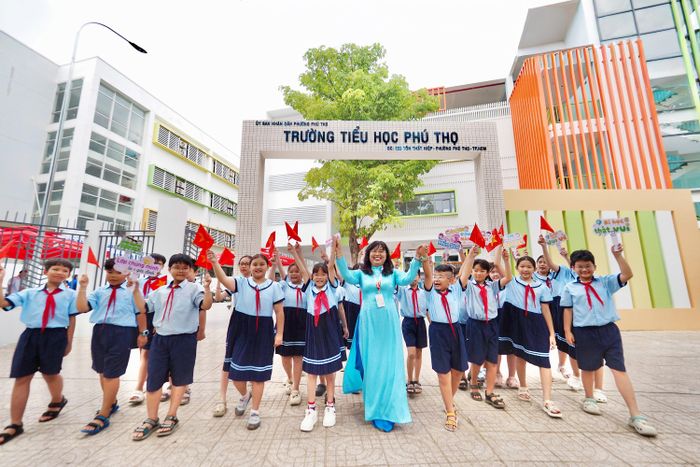  Cô Nguyễn Thị Kim Hương, Hiệu trưởng Trường Tiểu học Phú Thọ, phường Phú Thọ, cùng học sinh đón năm học 2026 - 2027 tại ngôi trường mới 