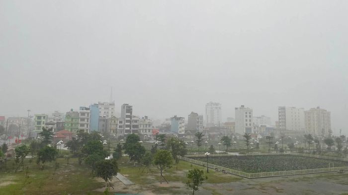 Sáng 23-8, tỉnh Quảng Ninh có mưa rất to do ảnh hưởng của bão số 4. Ảnh: THU BÁU 