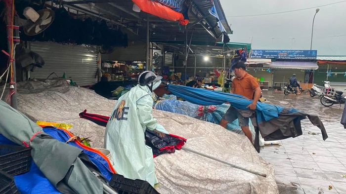  Người dân đặc khu Cô Tô khẩn trương phòng chống bão số 4. Ảnh: THU BÁU 
