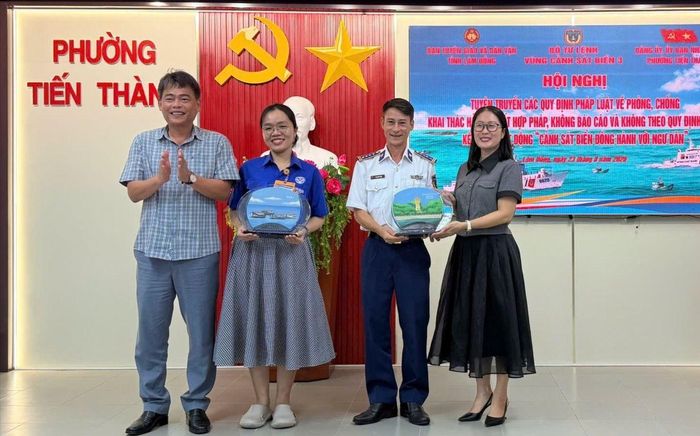 Chính quyền phường Tiến Thành phối hợp với Chi đội Kiểm ngư số 4 tuyên truyền chống khai thác IUU tới ngư dân