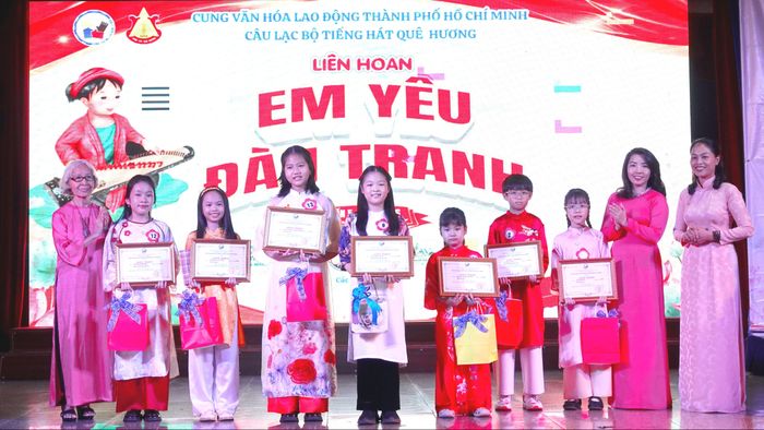  Các em thí sinh Bảng A nhận giải thưởng nhất, nhì, ba và khuyến khích. Ảnh: THÚY BÌNH 