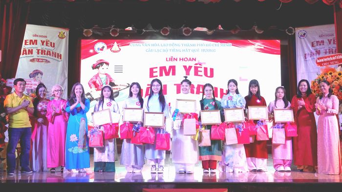  Ban tổ chức, Ban giám khảo trao các giải nhất, nhì, ba và khuyến khích cho thí sinh bảng B. Ảnh: THÚY BÌNH 